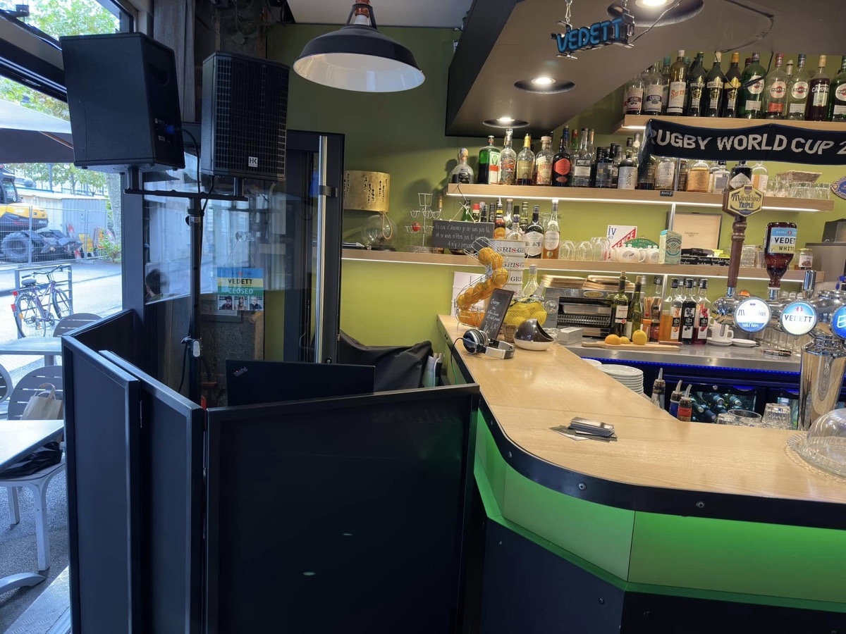 Enceinte et régie d’animation installées au bar La Régence à Clermont-Ferrand.