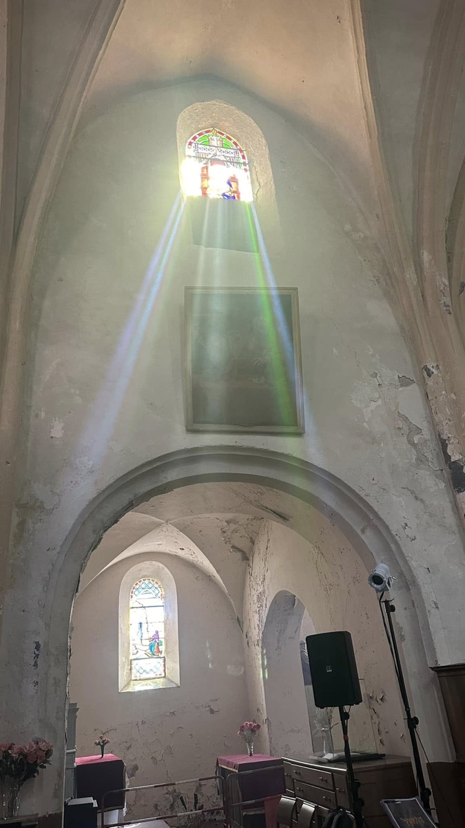 Enceinte et micro installés dans l’église de Châteldon, sous les vitraux.